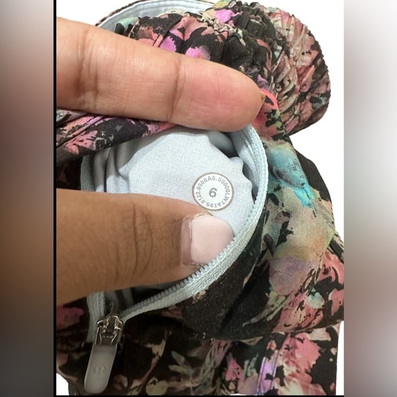 Lululemon Tracker Low-Rise Lined Short 4"
Stencil Blossom Red Multi sz 6 - Picture 4 of 6